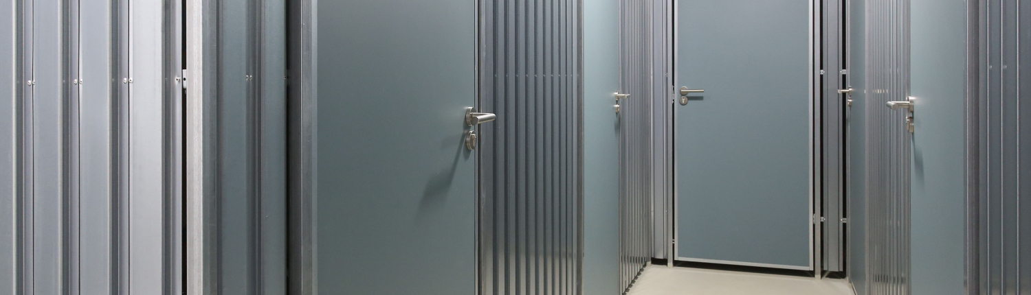 Huprofilwand mit Spanplattentüren