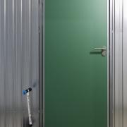 Geschlossenes Hutprofil mit Spanplattentür