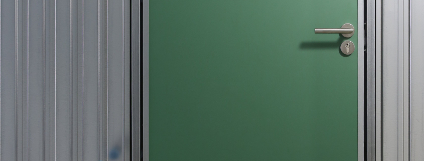 Geschlossenes Hutprofil mit Spanplattentür