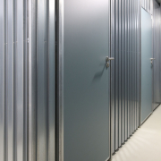 Spanplattentür in Hutprofilwand