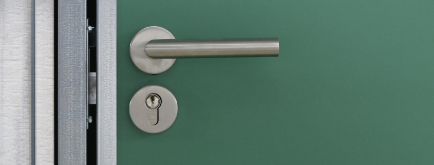 Drücker mit grüner Spanplattentür