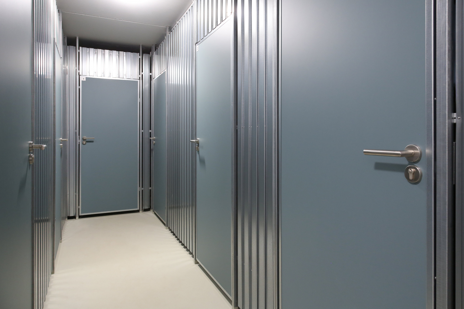 Spanplattentüren mit Hutprofilwand