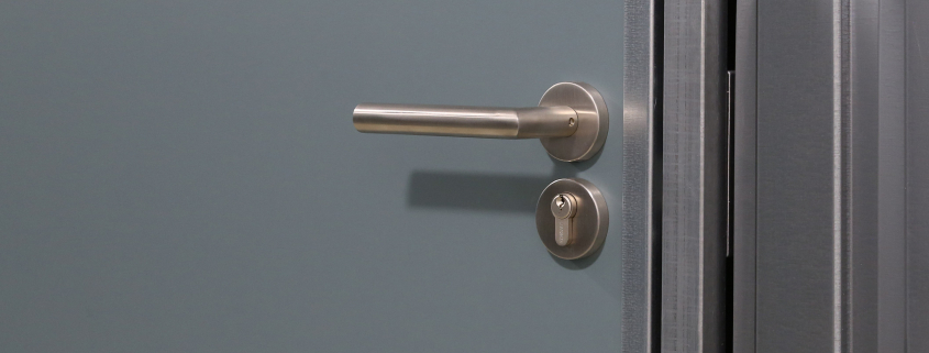 Spanplattentür mit Drückergarnitur